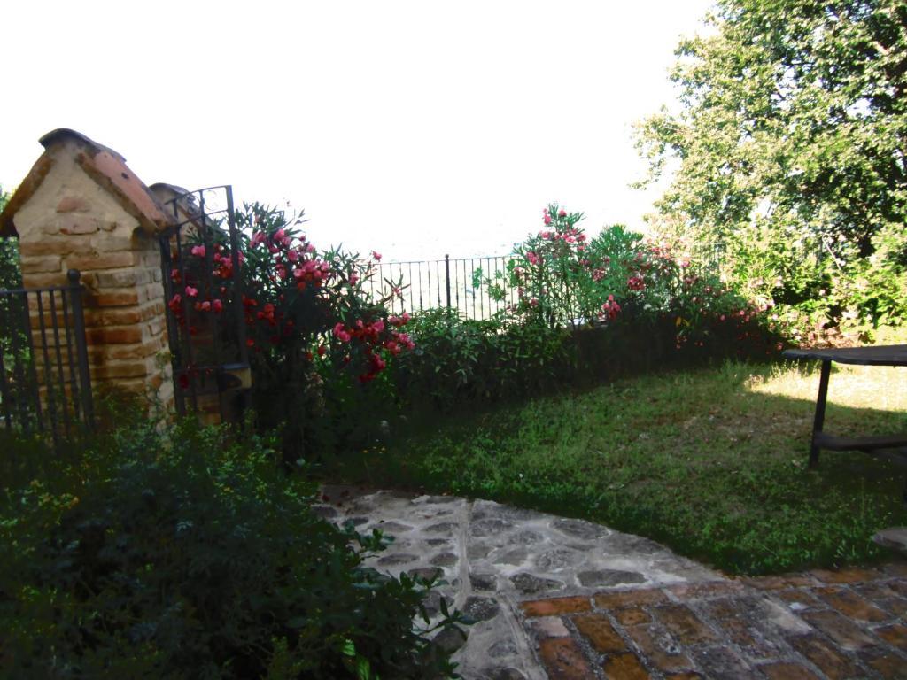 Castello Di Cisterna Aparthotel Gaglietole Exterior photo