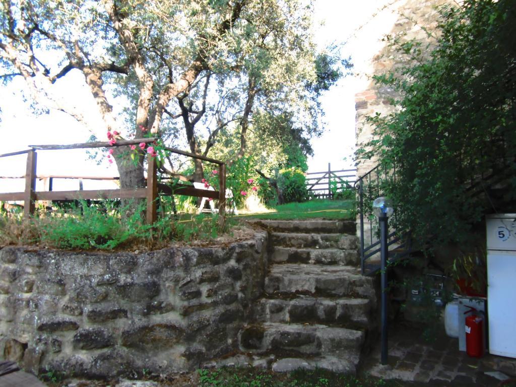 Castello Di Cisterna Aparthotel Gaglietole Exterior photo