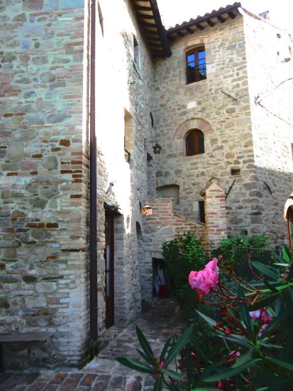 Castello Di Cisterna Aparthotel Gaglietole Exterior photo