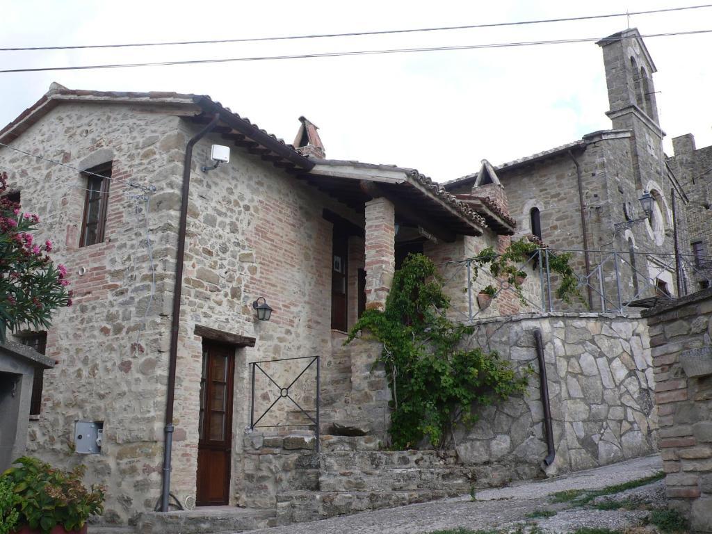 Castello Di Cisterna Aparthotel Gaglietole Exterior photo