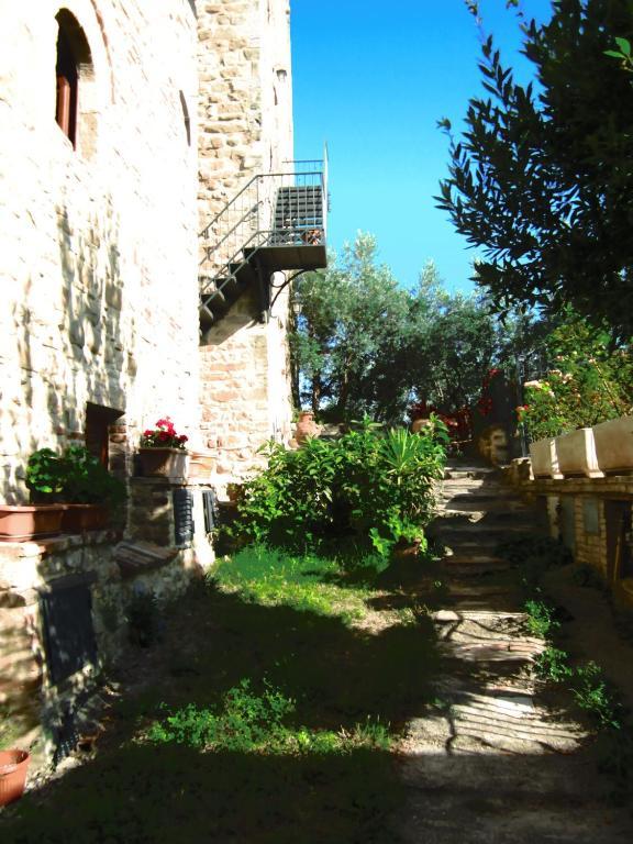 Castello Di Cisterna Aparthotel Gaglietole Exterior photo