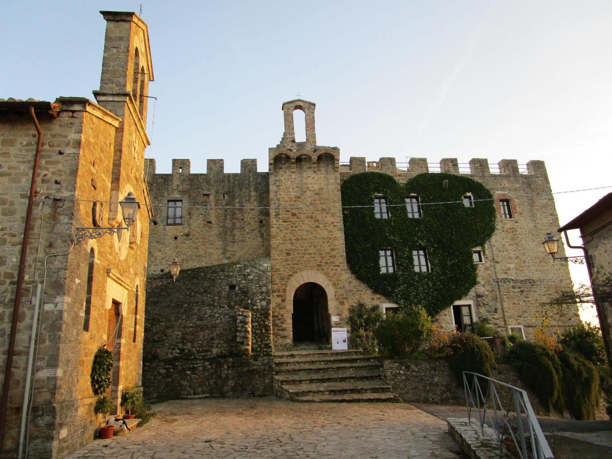 Castello Di Cisterna Aparthotel Gaglietole Exterior photo