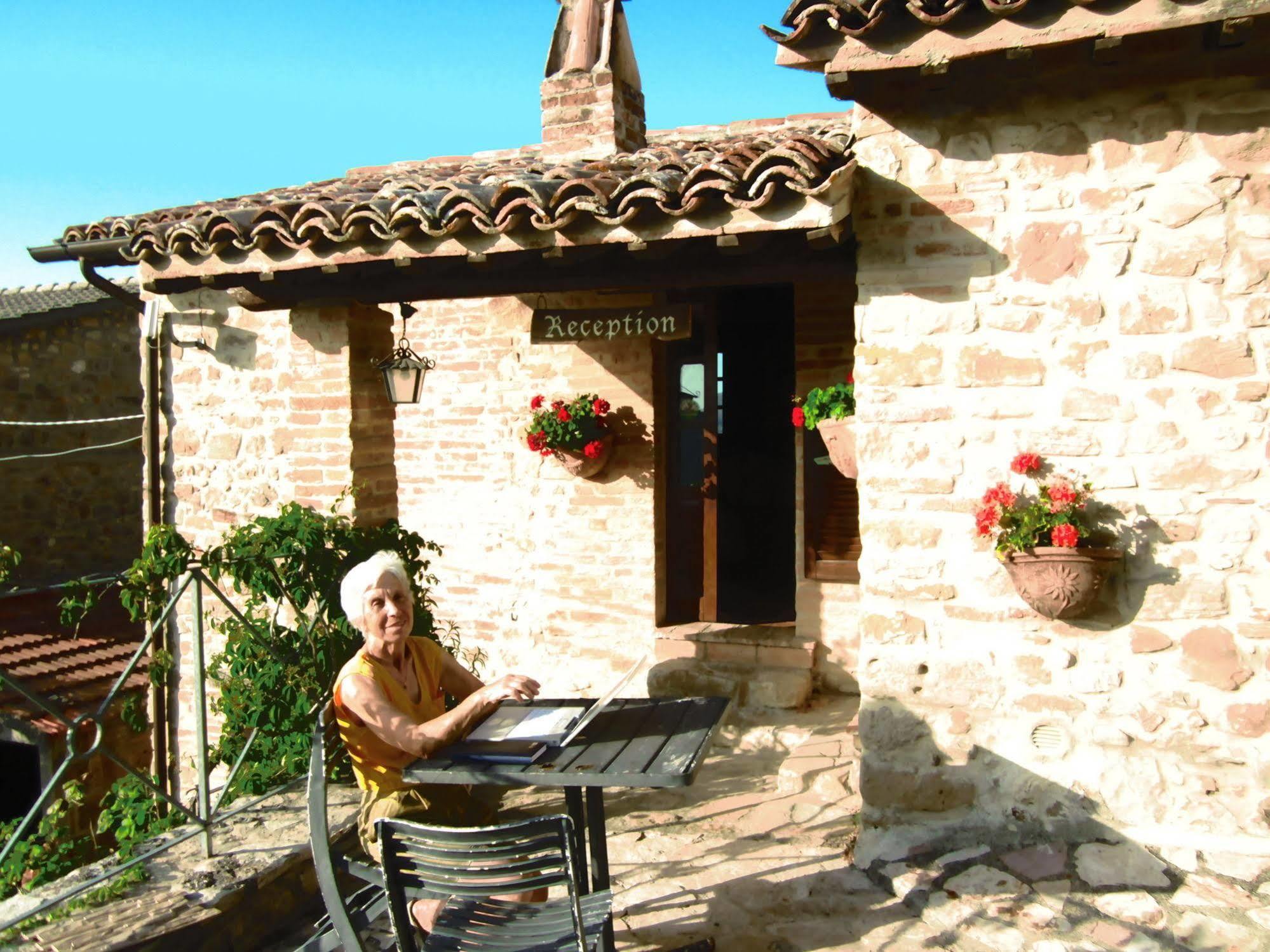 Castello Di Cisterna Aparthotel Gaglietole Exterior photo